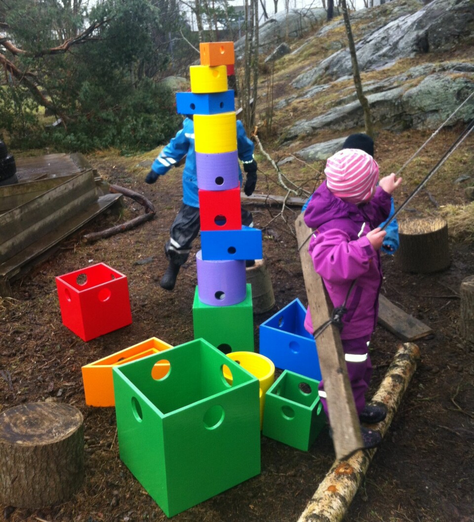 Barna lager de utroligste ting av formene, som tårn, slott, butikk og konglemål.