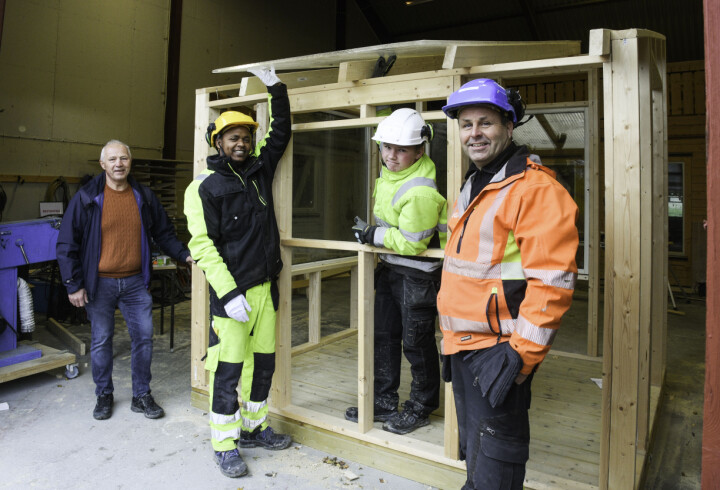 Lærer Arve Karlstrøm, elevene Tesfaalem Tekle og Julian Stenberg og lærer Knut Hølås bruker gjerne brukte materialer når de bygger nytt.