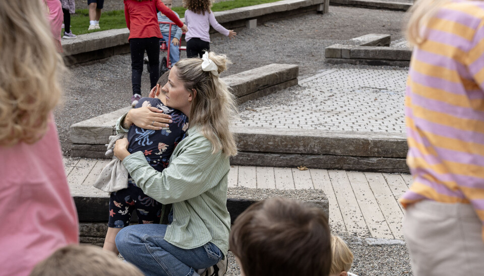 Pedagogisk leder Frida Løw gir trøst til et barn på lekeplassen til Lillo gård barnehage.