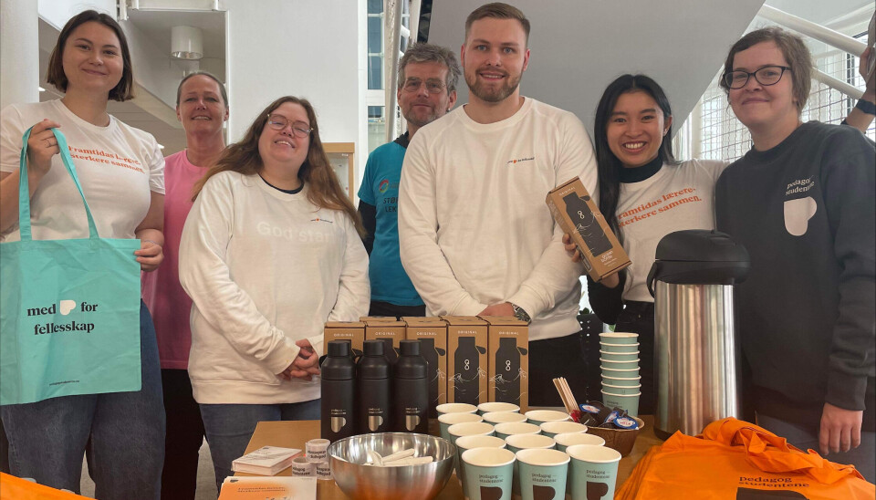Lokale og sentrale representanter ved Pedagogstudentene i Utdanningsforbundets stand under studiestart ved Universitetet i Agder (UiA). F.v. Kaspara Halkjelsvik, leder, Line Margrethe Drange Neset, UDF Agder, Christina Babington, lokallagsleder for Pedagogstudentene ved UiA, Eskil Berggren, UDF Agder, Kasper Faugli Åvitsland, Pedagogstudentene, Sonja Tan Nguyen, nestleder i Pedagogstudentene og Marie Evensen, Pedagogstudentene UiA. (Foto: privat)