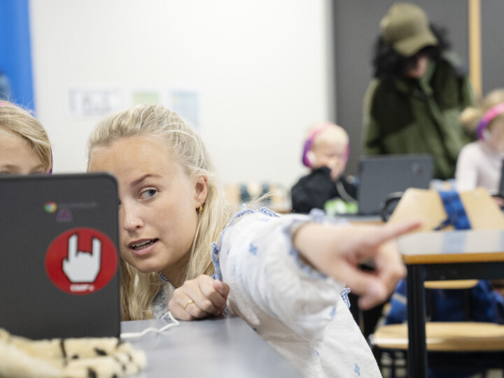 Med parykk og skjerm skaper Mari skriveglede for førsteklassingene