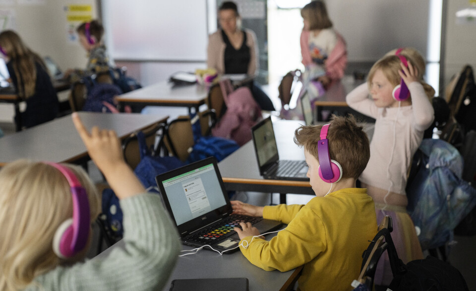 Med parykk og skjerm skaper Mari skriveglede for førsteklassingene