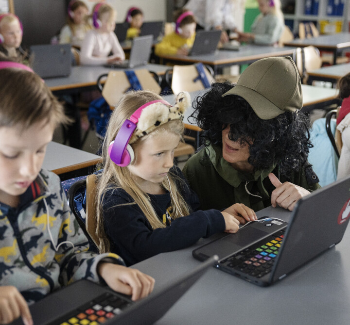 Med parykk og skjerm skaper Mari skriveglede for førsteklassingene