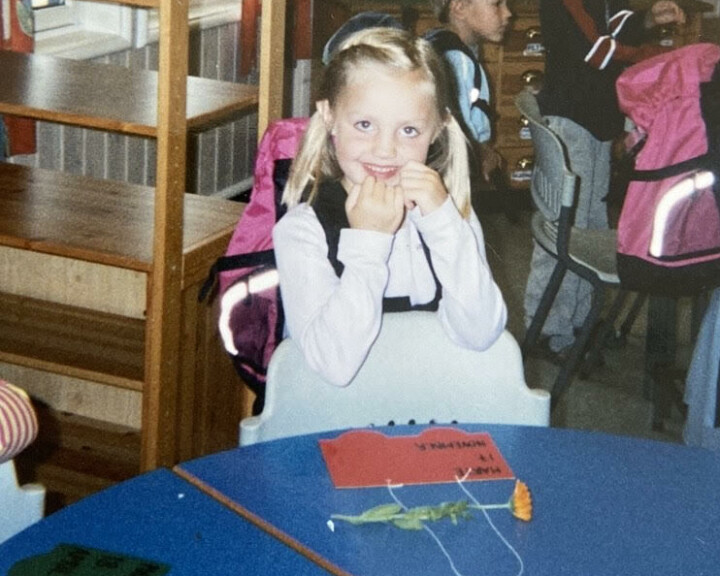 – Jeg kom meg til slutt ut av problemet med selektiv mutisme, men det var en kamp mamma og jeg sto i år etter år. Hele skolegangen. Jeg skulle ønske noen andre kunne hjulpet oss, skriver Marte Fredriksen.