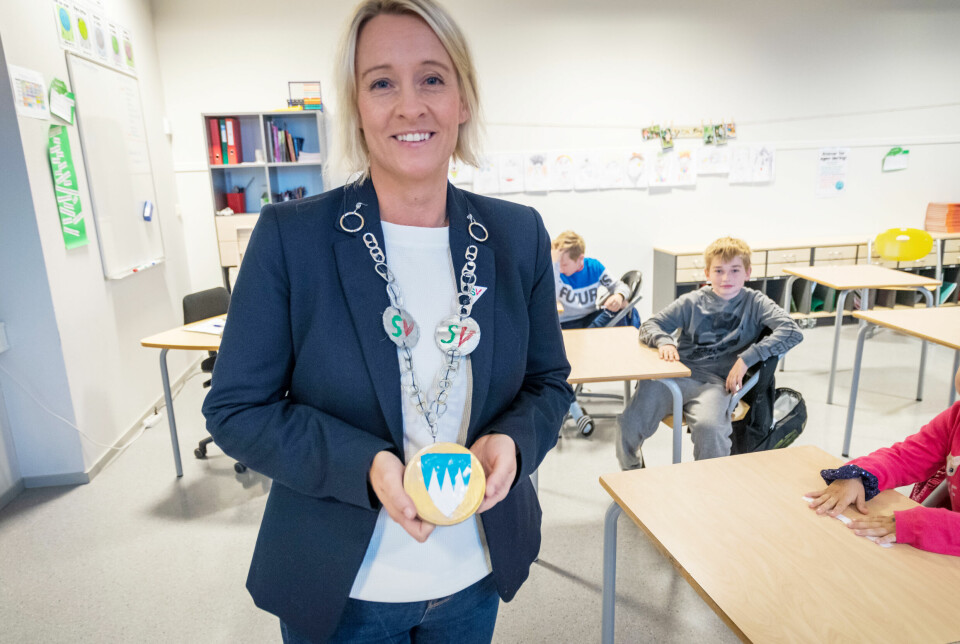 Da Yvonne Wold ble ordfører i 2019, lagde 5. klasse på Åfarnes skole i Rauma ordførerkjede til henne.