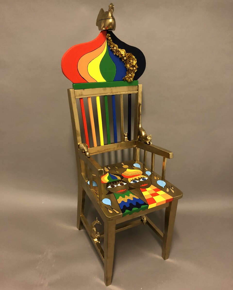 Regnbuen og feiring av mangfold og likeverd i barnehagen ble viktig for Fiona å uttrykke i hennes fargerike og gullbelagte bursdagsstol.