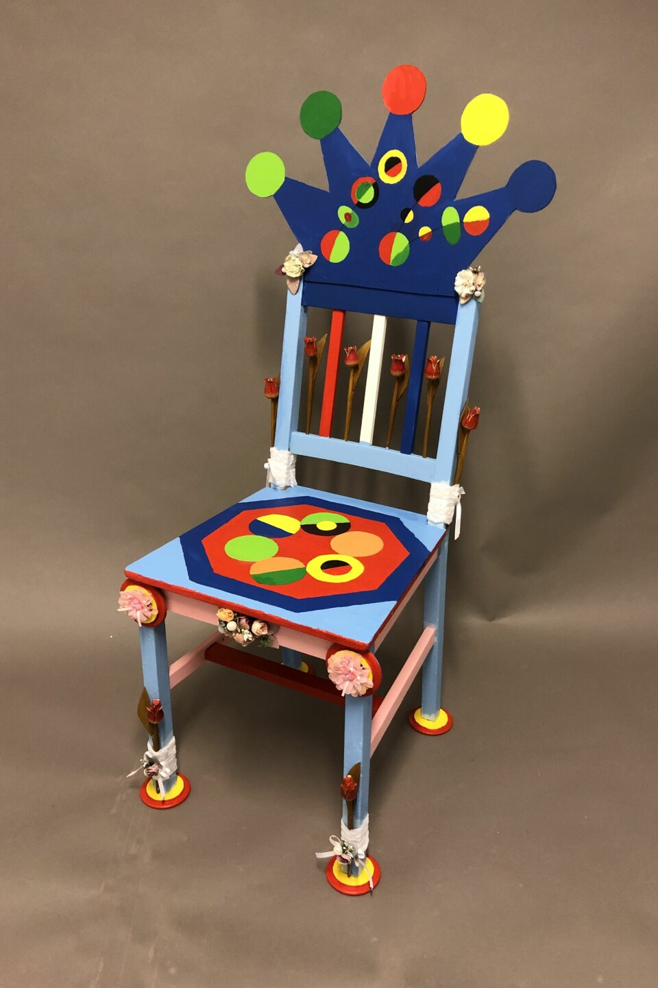 Lah May ville at fargegleden til kunstneren Joan Miro skulle komme tydelig frem i eventyrlige bursdagsstol.
