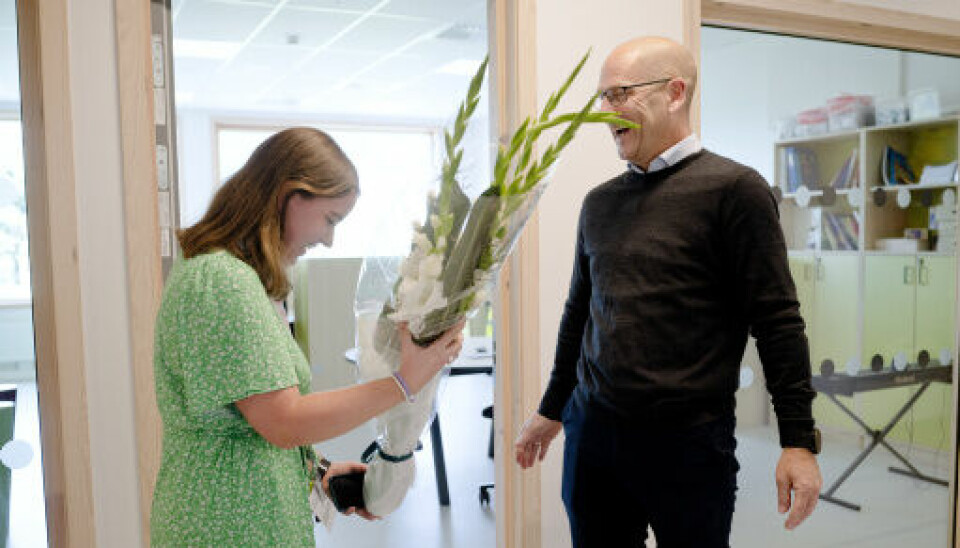 – Alle nyansatte fortjener blomster, mener Steffen Handal. Maria ble i alle fall glad for sine.