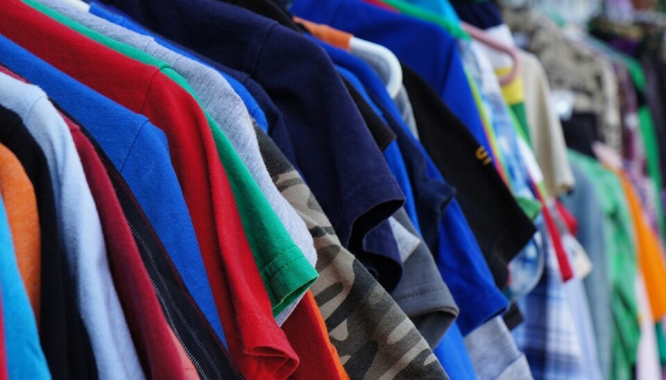 Ved en skole i Esbjerg på vestkysten av Jylland kan elevene donere klær og ta med seg nye bruktklær, og det koster ingenting.