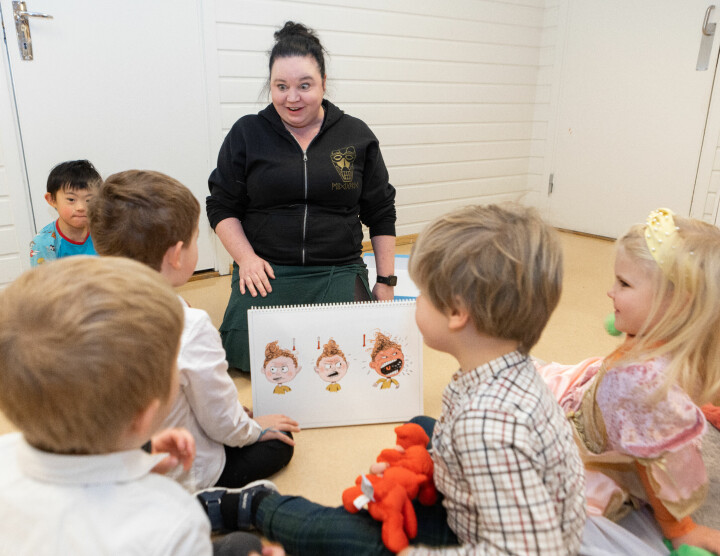 Pedagogisk leder i Solstad barnehage Eirin Bendigtsen snakker med barna om at noen tanker skaper glede, mens andre skaper vansker.
