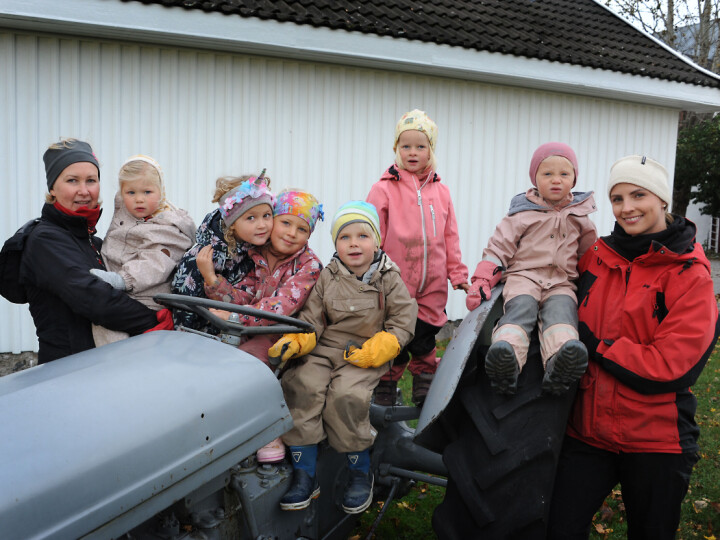 På Rørås gårdsbarnehage får barna kjøre traktor og lære om produksjon av grønnsaker: styrer Monica Røraas (t.v.), Nova Halvorsen (3), Elsa Rudlang (4), Vilde Martinsen (4), Otto Horntvedt Ottosen (4), Ebba Abusdal (3), Sophia Ambro Westnes (3) og barnehagelærer Annicken Værnes.
