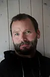 Her måker barnehagebarna møkk og steller dyrene.