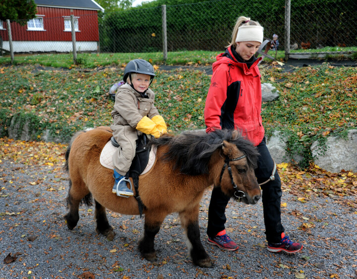 Otto Horntvedt Ottosen (4) rir på Sandy. Barnehagelærer Annicken Værnes holder tøylene.