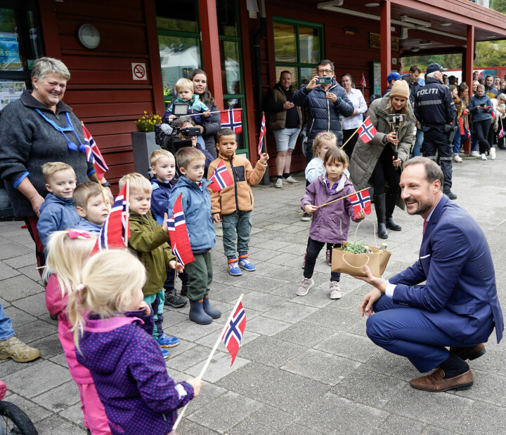 Kronprins Haakon besøkte en barnehage i Flåm.
