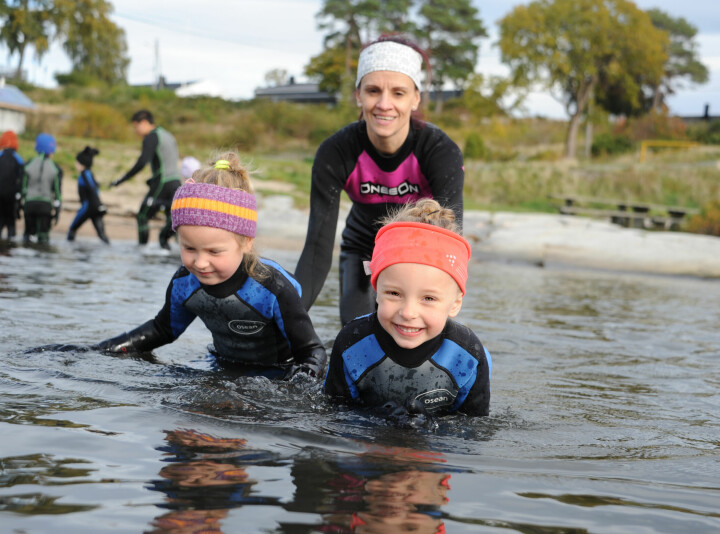 Pedagogisk leder Aniko Szirmai bader ofte i sjøen sammen med Alba Franck Slot (5), Ada Morell Torjesen (5) og de andre barna i Mummidalen barnehage.