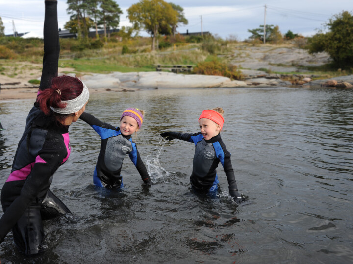 De voksne tar med seg vannleken barna er vant med fra bassenget ut i sjøen.