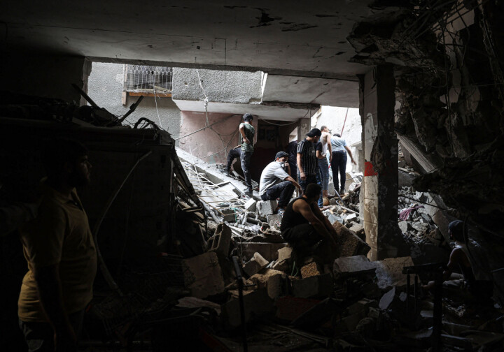 Sivilforsvaret og sivile utfører søke- og redningsaksjoner på stedet etter et israelsk luftangrep i Deir Al-Balah, Gaza 24. oktober 2023.
