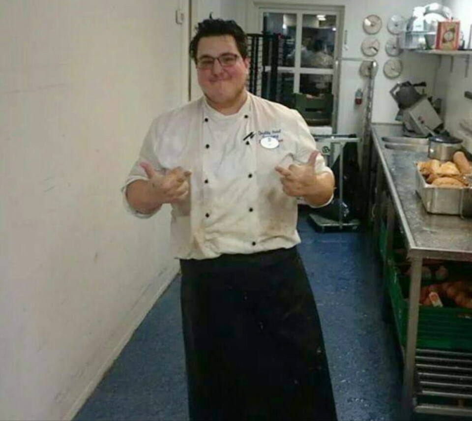 Jonas savner ikke jobben som kokk. Han syntes det var mye stress i den jobben.