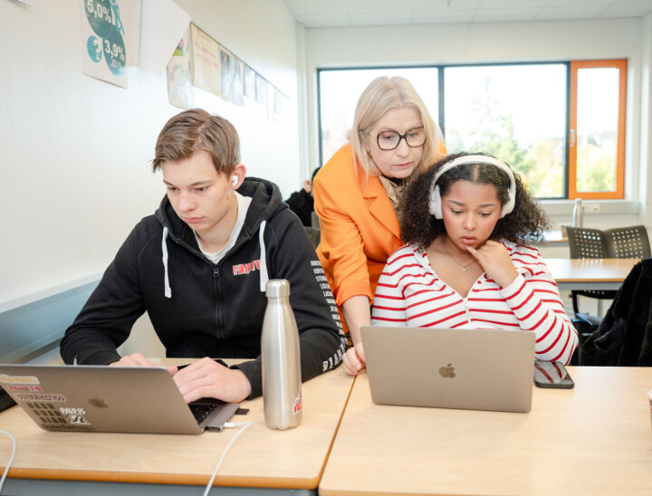 Lærer Ragnhild Vaaler Furulund med elevene Marcus Aardal Stensrud og Cassandra Chinyere Sandbech Okereke.
