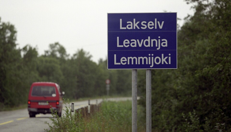 Trespråklig veiskilt i Lakselv (norsk, samisk og finsk)