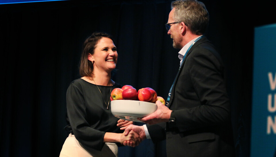 Kunnskapsminister Kari Nessa Nordtun ga et fat med epler til nyvalgt leder i Utdanningsforbundet, Geir Røsvoll.