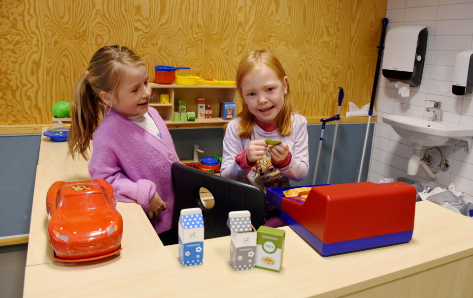I klasserommet hos 6-åringene Kristine og Ingrid er pultene kastet ut