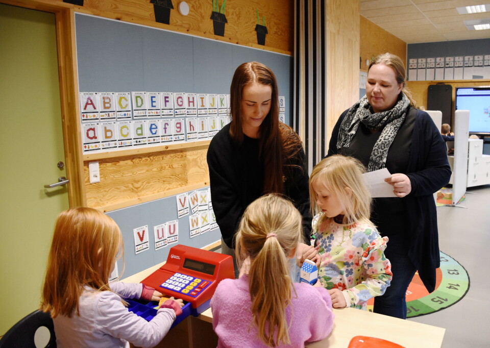 Kine Arvesen (t.v.) og Solveig R. Morken er lærere for de yngste elevene på Lunden skole.