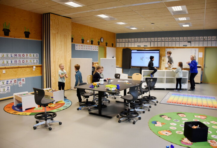 Rommet til førsteklassingene på Lunden skole i øvre Vang ser slett ikke ut som noe vanlig klasserom.