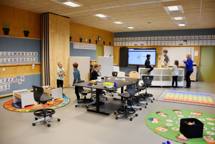 Rommet til førsteklassingene på Lunden skole i Øvre Vang ser slett ikke ut som noe vanlig klasserom.
