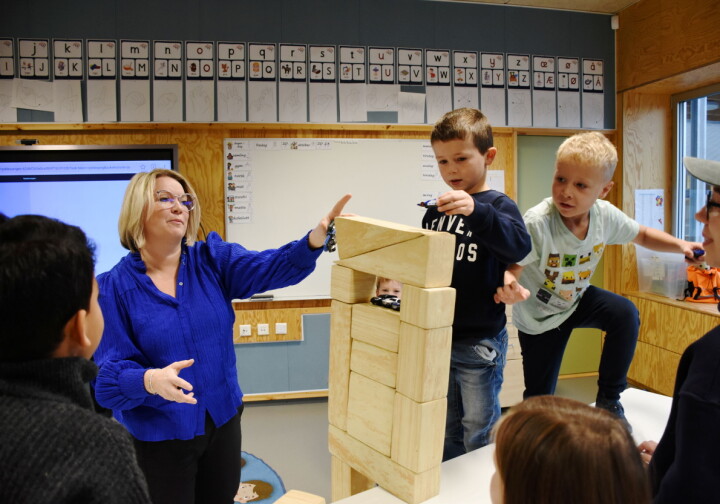 Assisterende rektor Gitte Bakksjø ved Lunden skole (f.v.), Alvin Myrvold Sandvoll og Oliver Osebakken Hjeltereie.