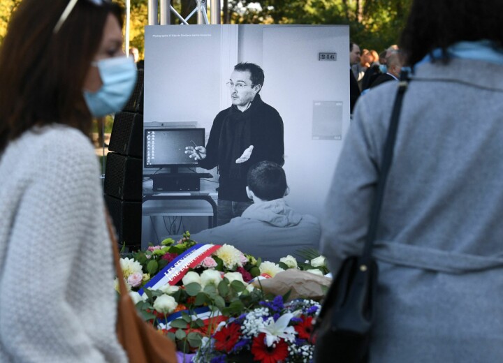 Læreren Samuel Paty hedret ett år etter drapet på ham i en forstad i Paris.