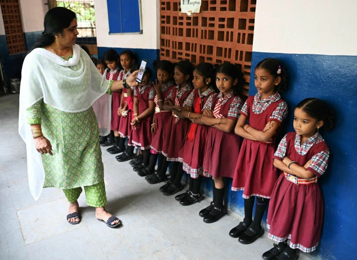 Ansiktsgjenkjenning er på vei inn i skoler verden over. Her ser vi teknologien brukt som navneopprop ved en offentlig barneskole i Hyberabad, India.
