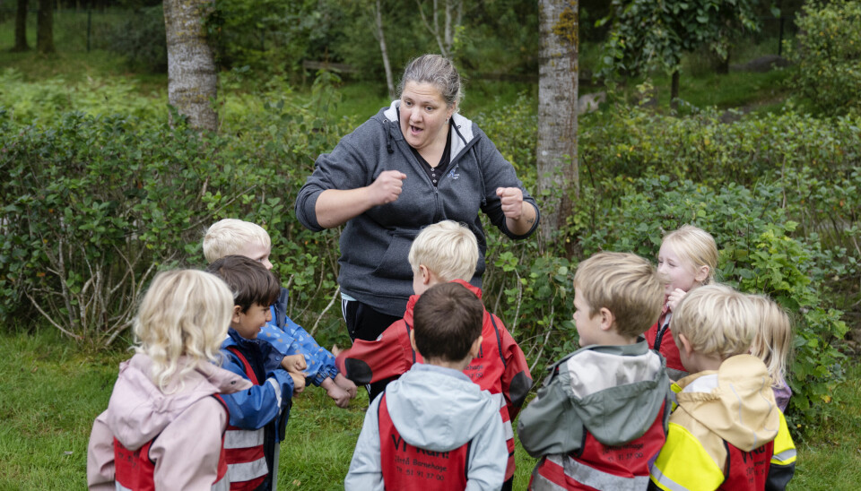 Pedagogisk leder Kirsten Espevik og barna i Jåttå barnehage leker ringleken, som har en fast ramme uavhengig av språk og er lett å komme inn i.