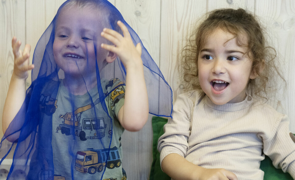 Jåttå barnehage har byttet ut Ole Brumm og Pippi-leker med udefinerte materialer som silkesjal og raskelegg, slik at barn som Lovin (t.v.) og Melissa har felles referanser i leken.