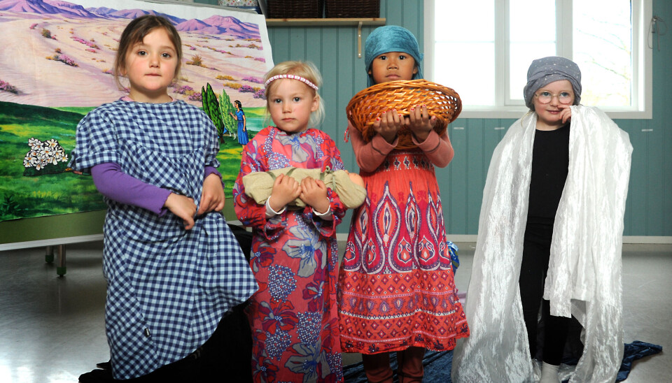 Eva Gumeri (4), Elena Louise Olsen (4), Van Nun Sung Thawgn (5) og Ronja Johansen (4) dramatiserer bibelfortellingen om Moses i sivet.