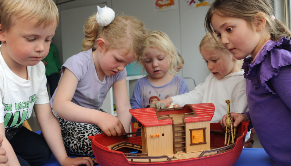 Sander Jørgensen Rydningen (5), Othilie Tveit-
Mjåvatn (4), Tiril Grude (4), Elena Louise Olsen (4) og Eva Gumeri (4) kjenner godt fortellingen om Noahs ark og leker med figurene.