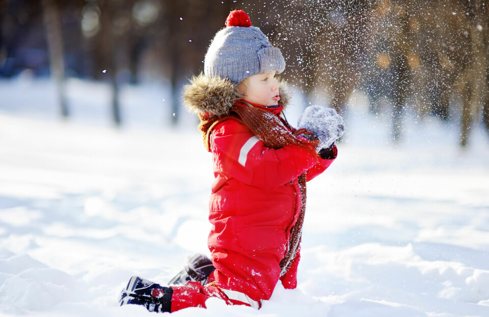 gutt snø barn lek toåring illustrasjonsfoto