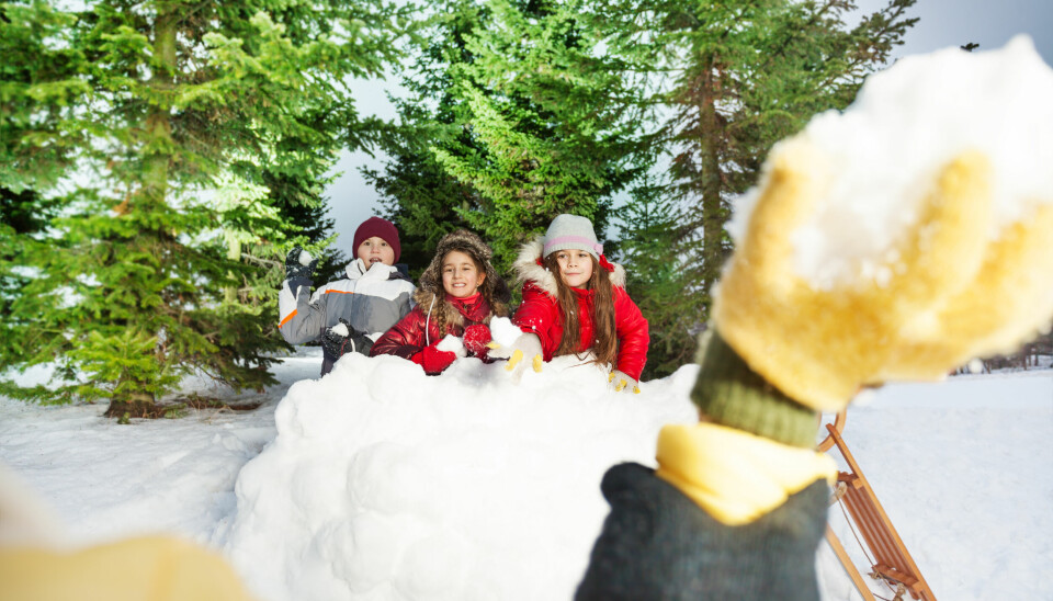 vinter uteskole aktiviteter snø lek barn uteområder
