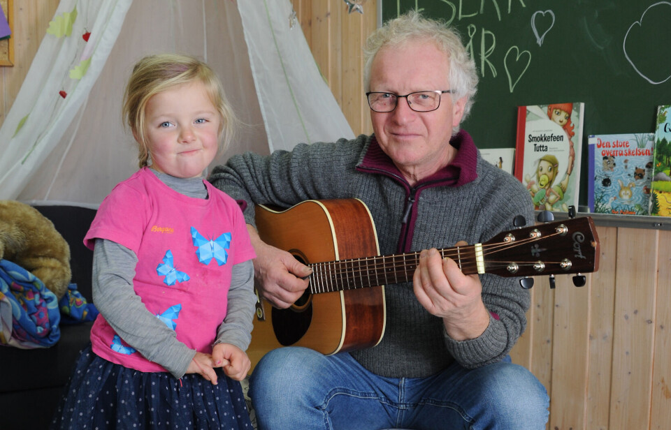 Med bakgrunn blant annet som musikklærer ved kulturskolen drar pedagogisk leder Reidar Syvertsen musikk inn i barnehagehverdagen. Marit Gundersveen Kolstad (4)