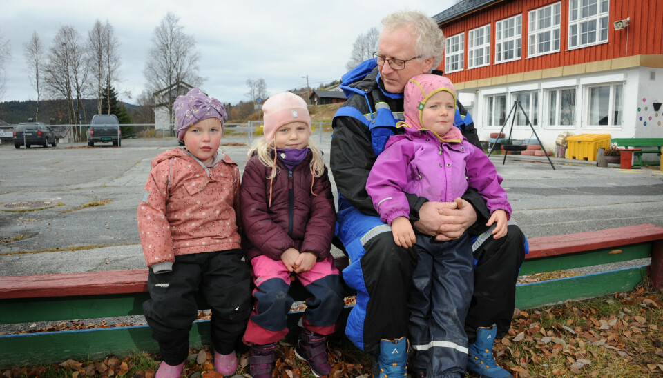 – Jeg har prøvd ulike yrker, men som barnehagelærer har jeg endelig landet, sier pedagogisk leder Reidar Syvertsen. Her sammen med Vilja Loftsgård (f.v.) (3), Fie Solbakken (5) og Marit Gundersveen Kolstad (4).