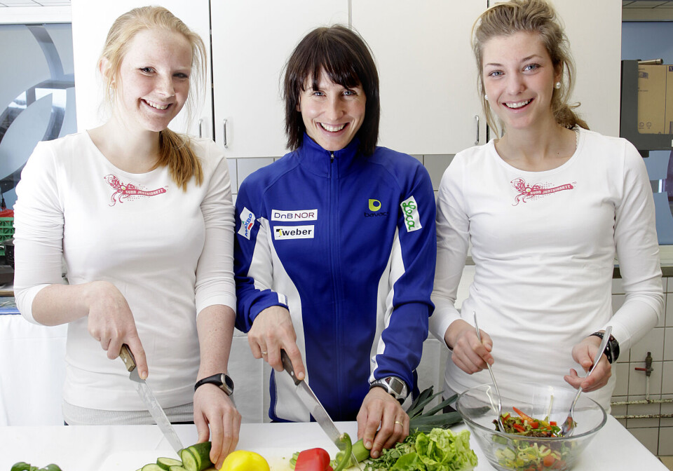 Skiskytterne Kristin Hjelstuen (t.v.) og Anne Tine Markset (t.h.) testet oppskriftene sammen med Marit Bjørgen før OL.