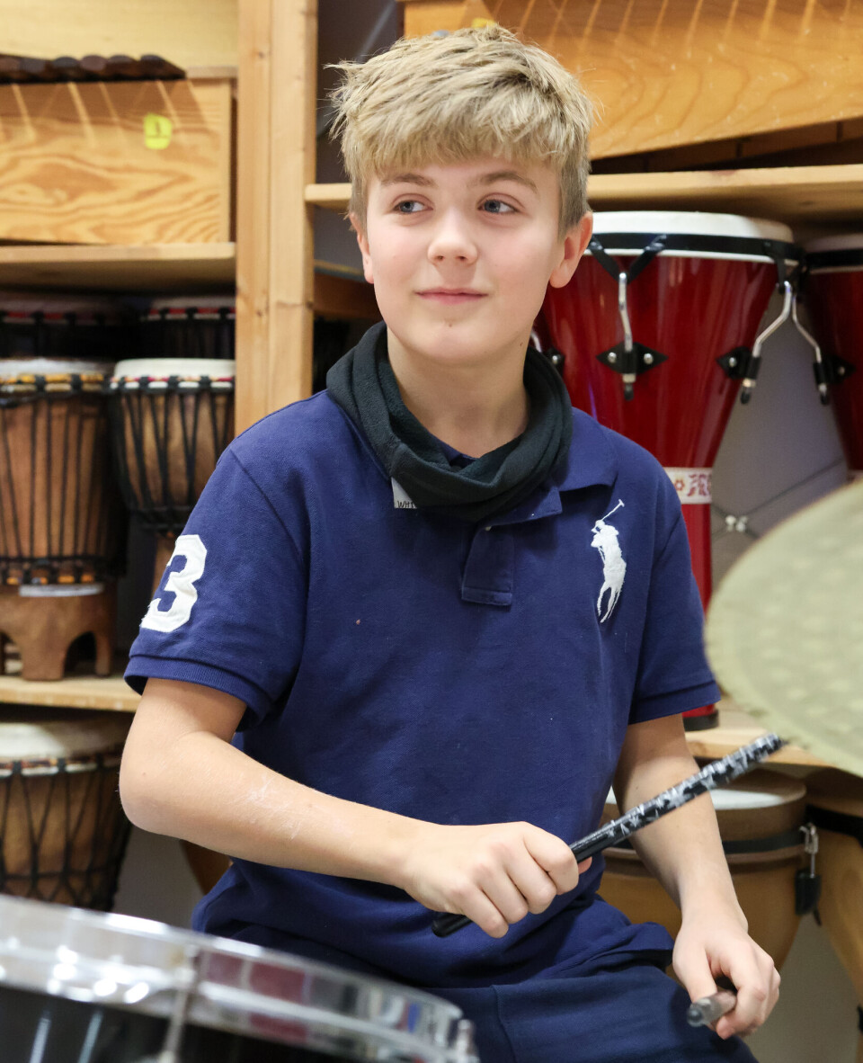 Nicolay (12) har lært seg å spille trommer på skolen.
