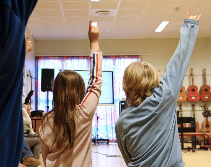 – Er det noen femteklassinger her? spør lærer Anders. Nå får de muligheten til å bruke mikrofonene.