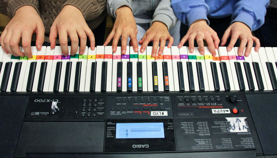 Tre elever spiller på samme keyboard, i ulike oktaver.