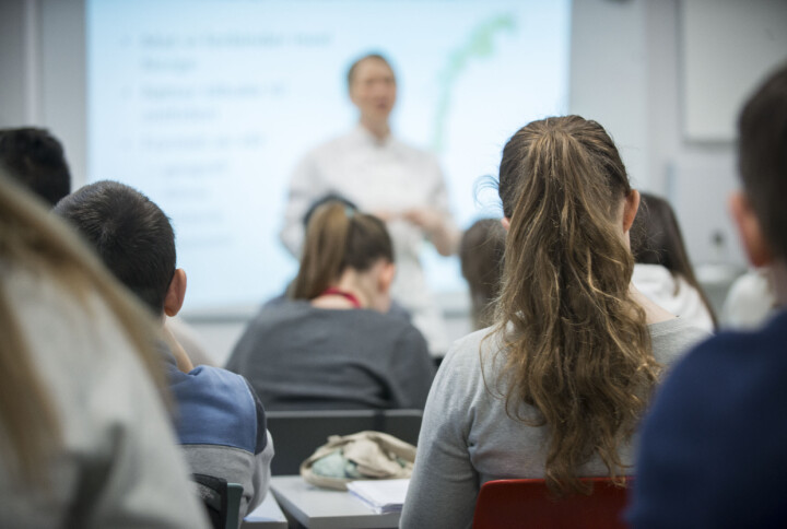 Halvparten av lærerne sier de vurderer elevene på nye måter etter KI kom inn i skolen