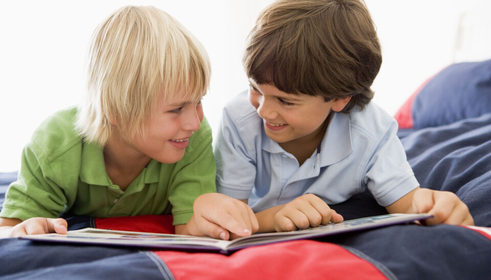 En skole med muligheter for alle lese smile vennskap bok lesing bøker
