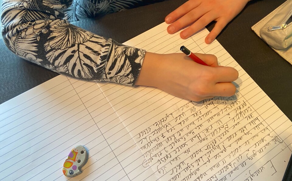 Derfor har barn problemer med å skille bokstavene d og b skrive
blyant
norsk
lekse
skrivebok