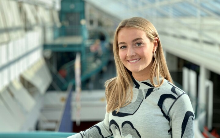 Karoline er snart ferdig utdannet lærer. Hun gruer seg. Karoline Kjeldsberg