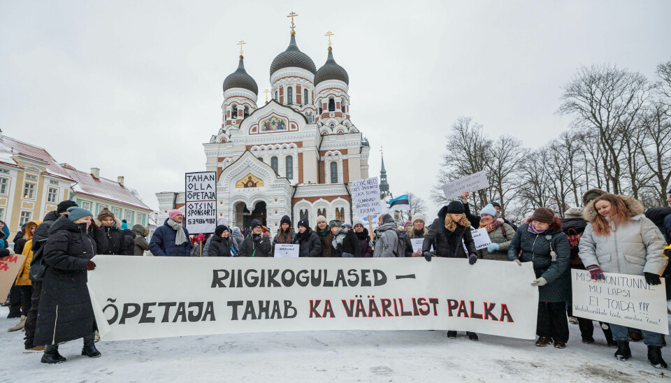 Fra en lærerprotest i Tallinn. I teksten på banneret kreves en lærerlønn som er yrket verdig.