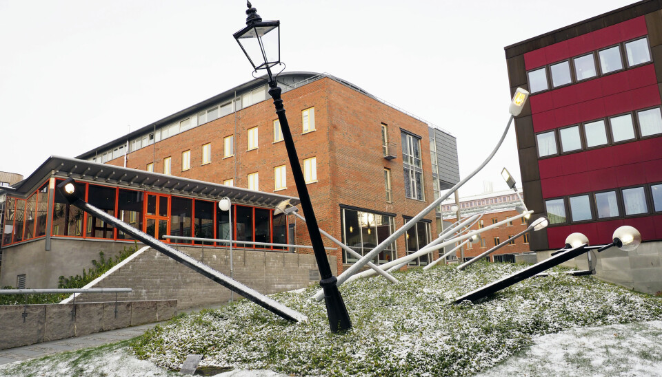På Universitetet i Tromsø fikk enkelte over syv prosents lønnsøkning i 2023. Bildet viser skulpturen 'Dis-position' av Lutz-Rainer Müller og Stian Ådlandsvik utenfor noen av byggene.